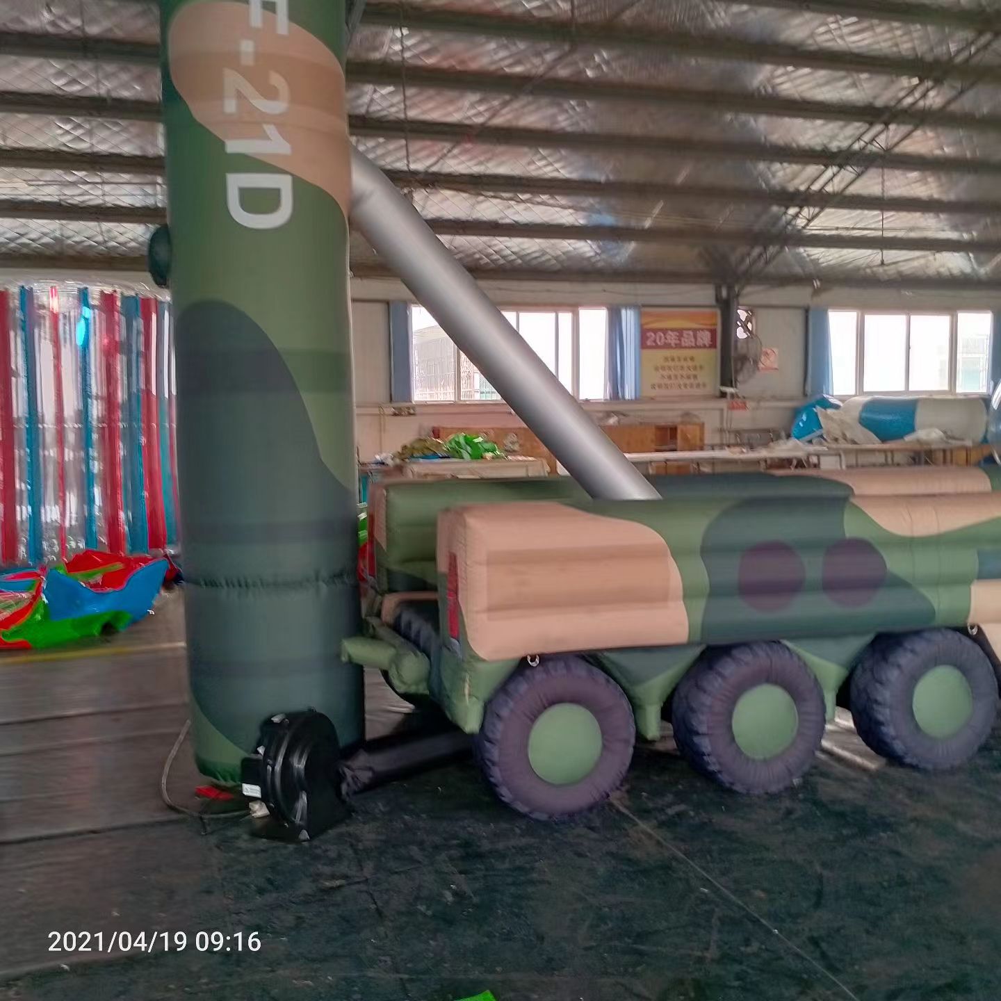龙华军事演习中的充气目标车辆：模拟发射车雷达车坦克飞机